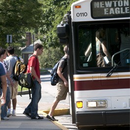 Student boarding the Ϲٷַ Shuttle bus